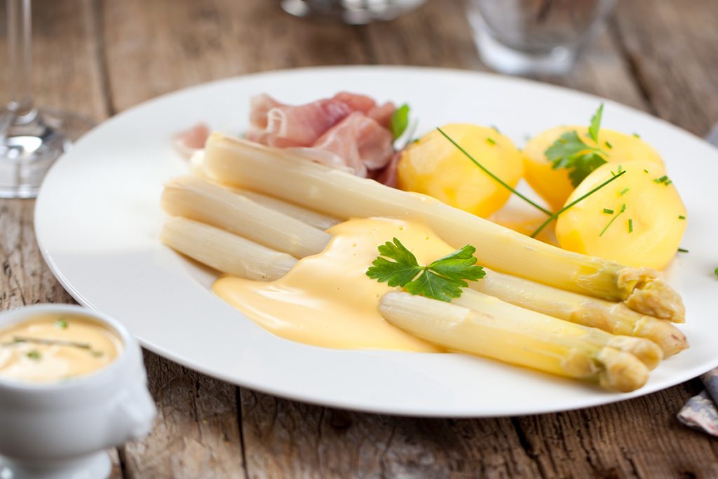 Spargel frisch angerichtet. 