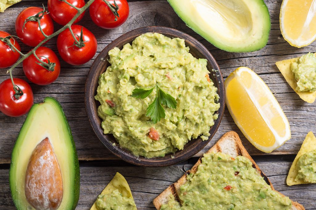 In Guacamole verhindert das Vitamin C aus der Zitrone das Braunwerden der Avocado.