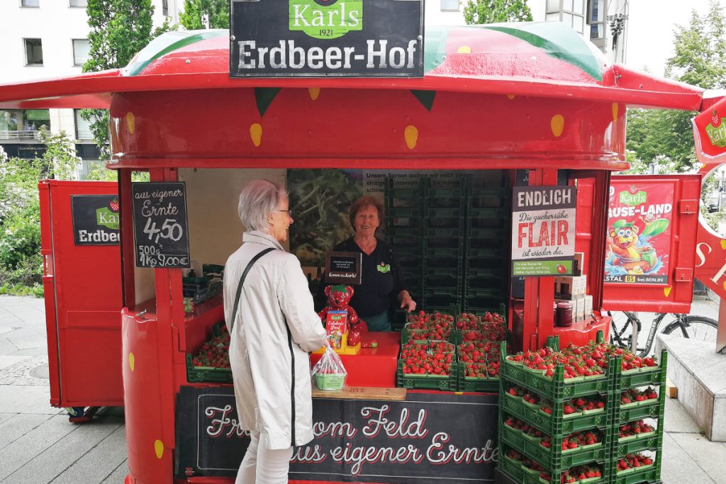 Verkaufsstand unter dem Label "Karls Erdbeerhof"