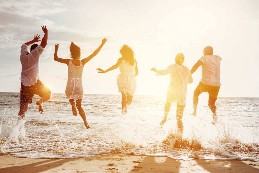 Freunde beim Baden am Strand