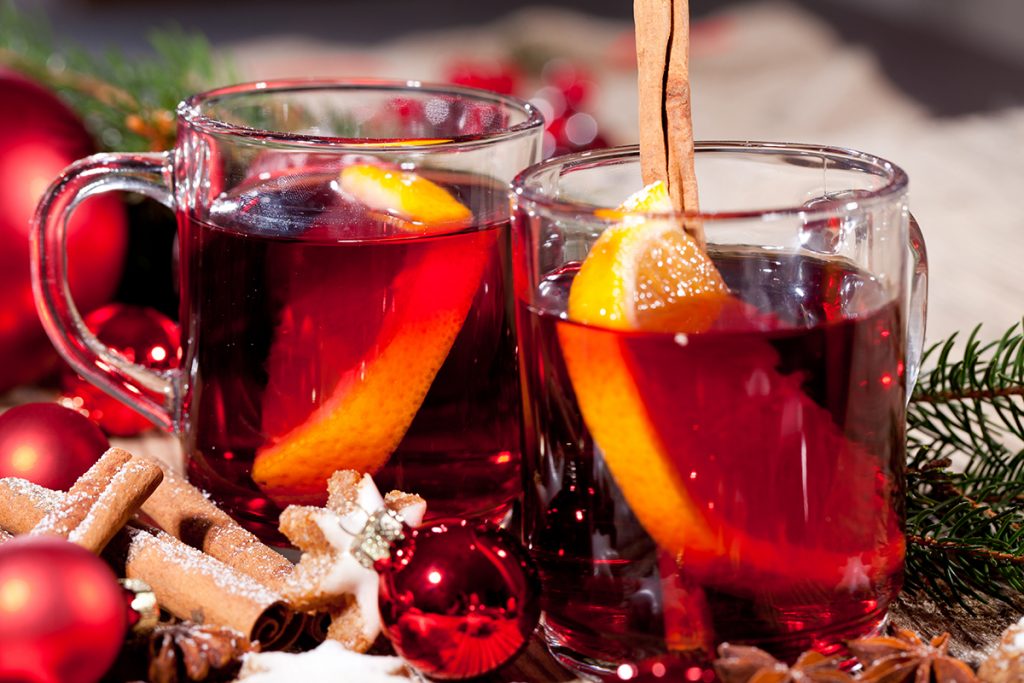 Glühwein mit frischen Orangenscheiben