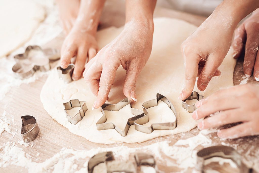 Plätzchenbacken: Frau mit Kind