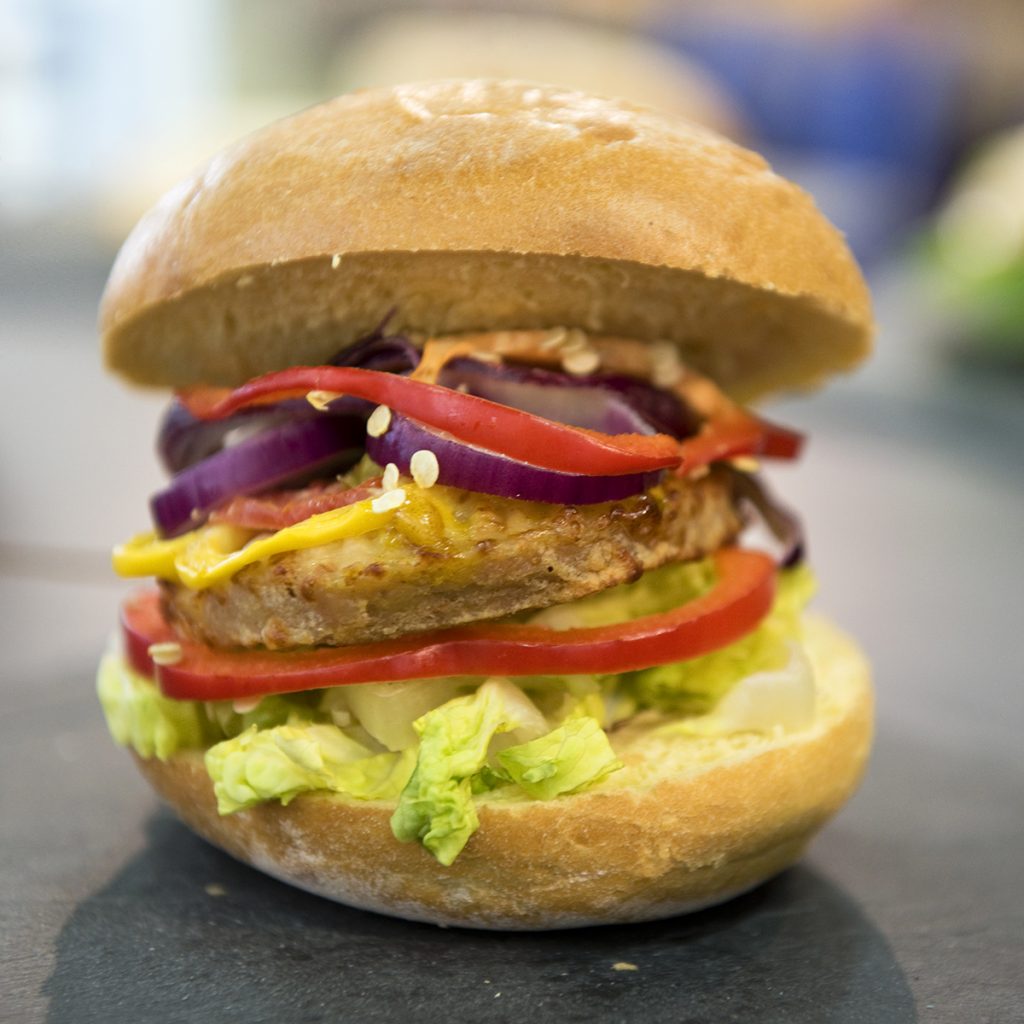 Veganer Burger mit einem Patty aus Fleischersatz