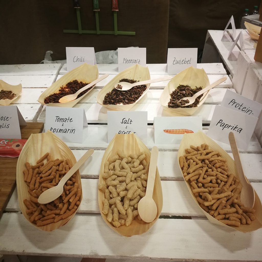 Flips mit Insektenmehl und ganze Speiseinsekten am Stand des Startups Insnack. 