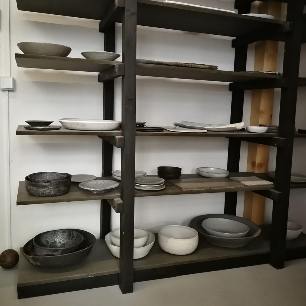 Keramikwaren in der Werkstatt von Dirk Aleksic.