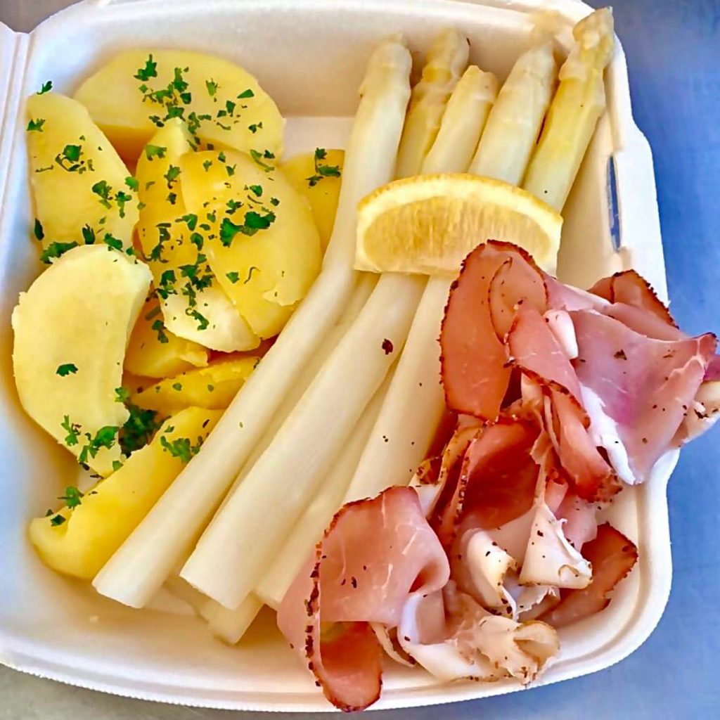 Beelitzer Spargel als Take-Away, klassisch mit Kartoffeln und Schinken