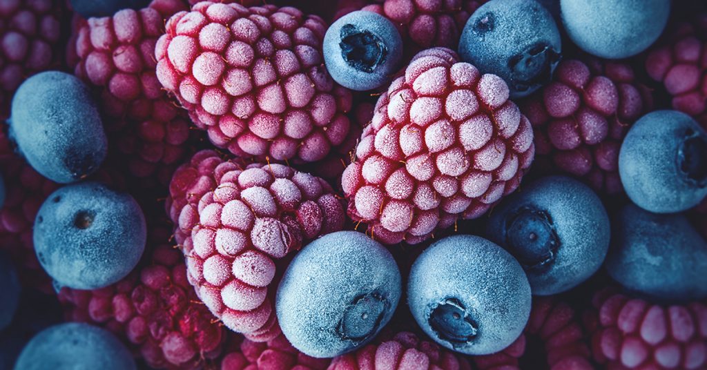Blaubeeren und Himbeeren aus dem Tiefkühlfach
