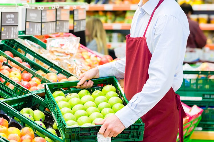 Mitarbeiter im Supermarkt