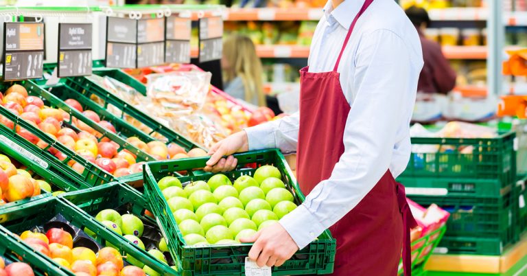 Mitarbeiter im Supermarkt