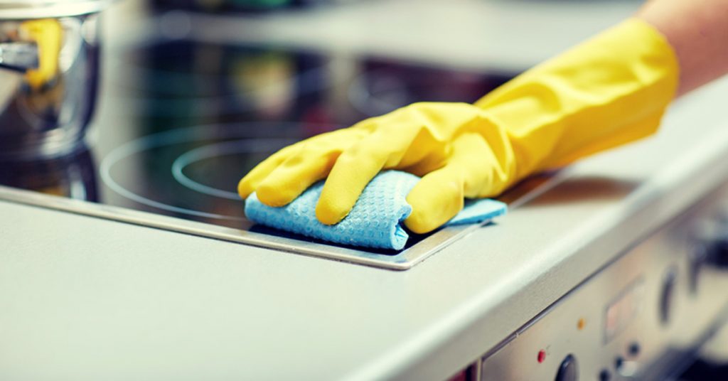Reinigung von Arbeitsflächen in der Küche zu Hause