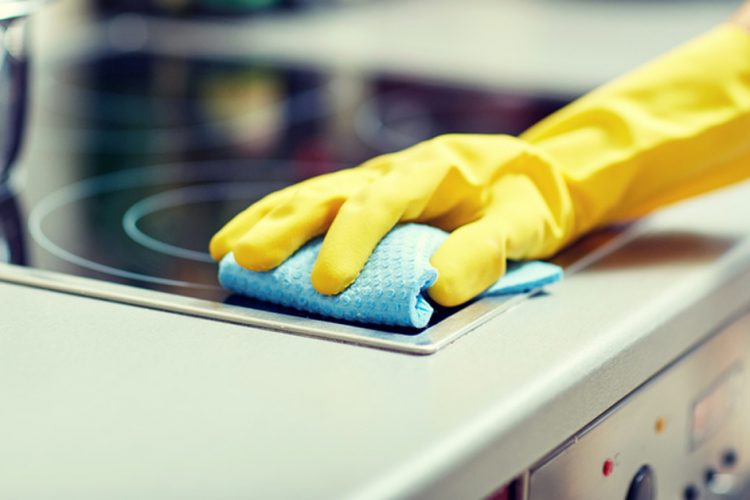 Reinigung von Arbeitsflächen in der Küche zu Hause