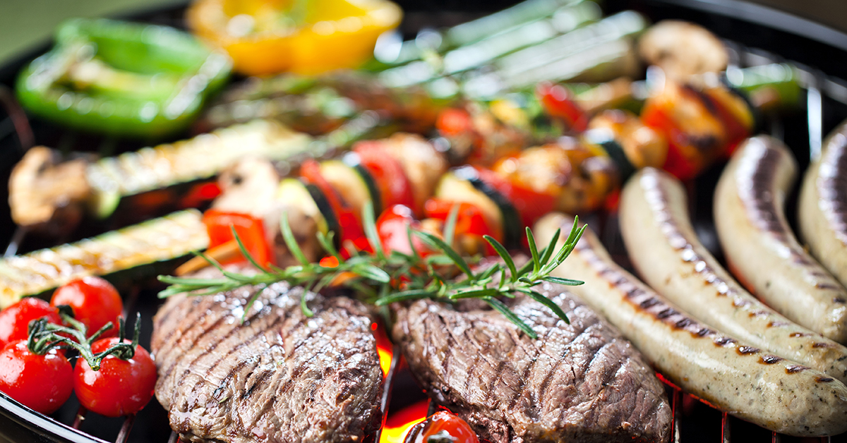 Tierische und pflanzliche Lebensmittel auf dem Grill.