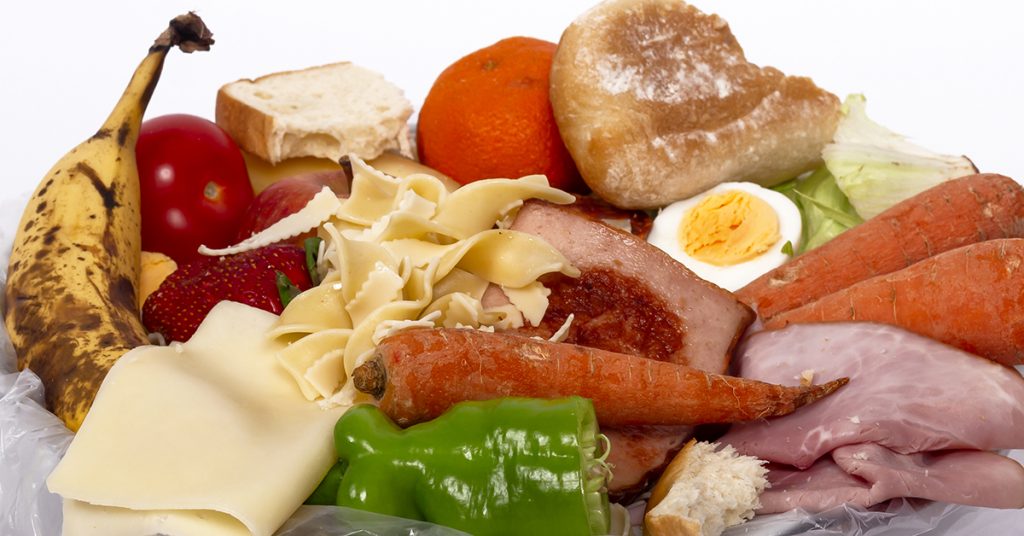 Lebensmittelabfälle im Mülleimer