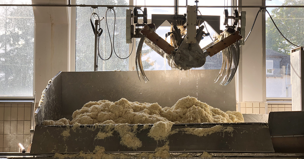 Der Greifer holt das fertig fermentierte Sauerkraut aus den Silos