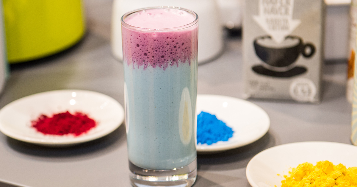 Blauer Shake aus Haferdrink mit Algen