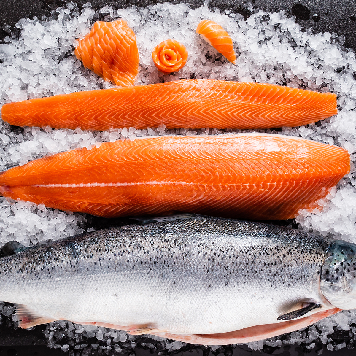 frischer Lachs auf Eis