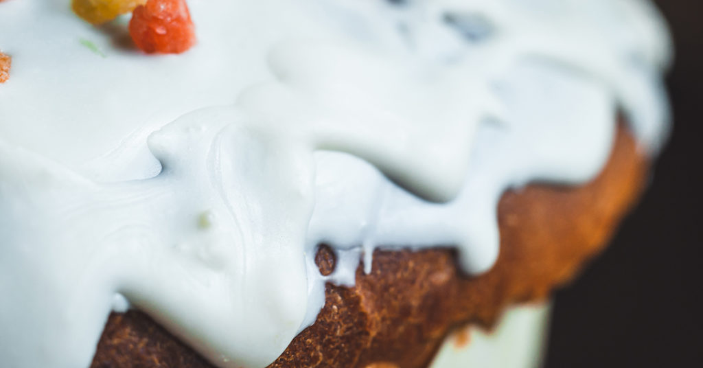 Kuchen mit weißem Überzug mit Vanillegeschmack