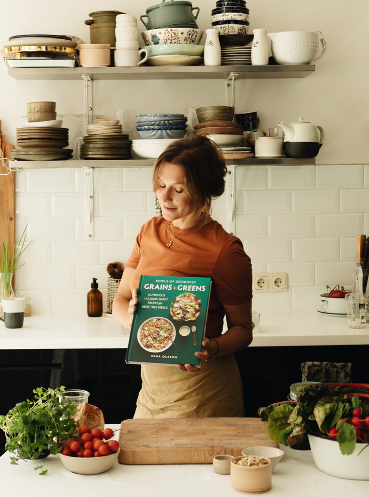 Vier Kochbücher hat Nina Olsson inzwischen veröffentlicht, darunter das vegetarische Bowl-Kochbuch "Grains + Greens".