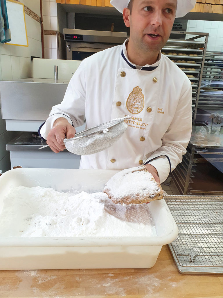 Puderzucker auf Dresdner Christstollen