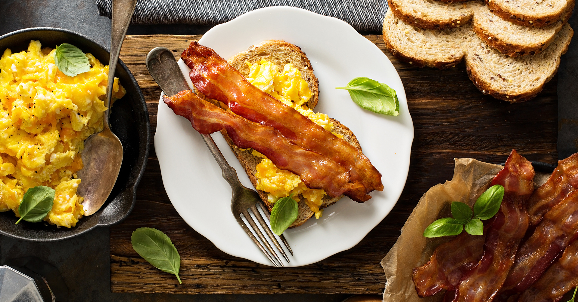 Frühstück mit Rührei und Bacon