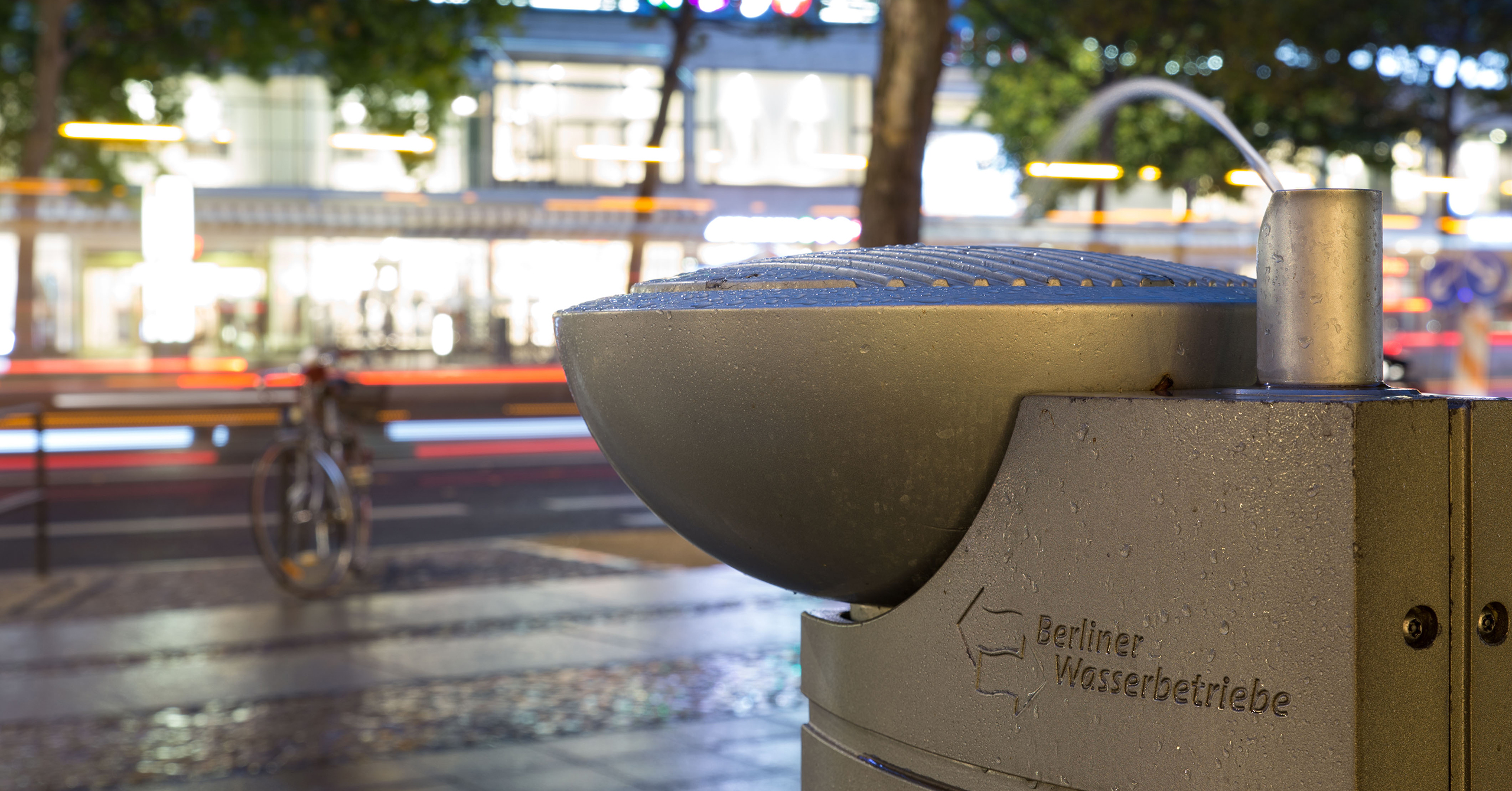 grauer Berliner Trinkbrunnen bei Nacht