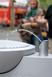 Wasserstrahl aus einem Trinkwasserbrunnen