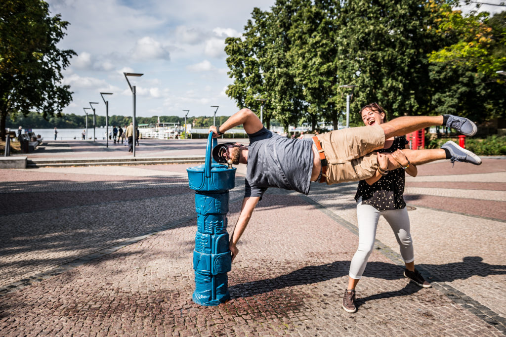 Akrobatik am Trinkwasserbrunnen