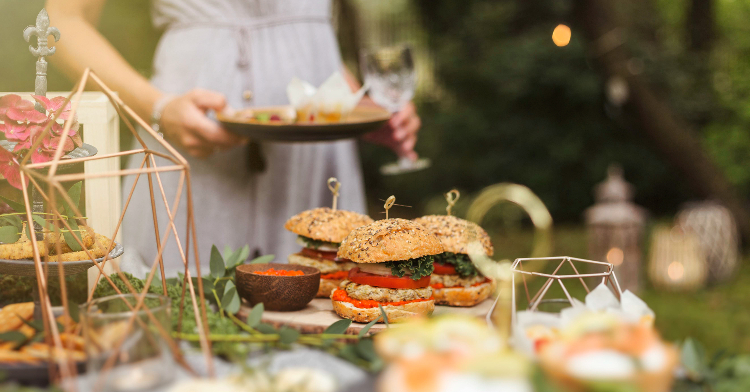 Miniburger vegetarisch auf einem Gartentisch