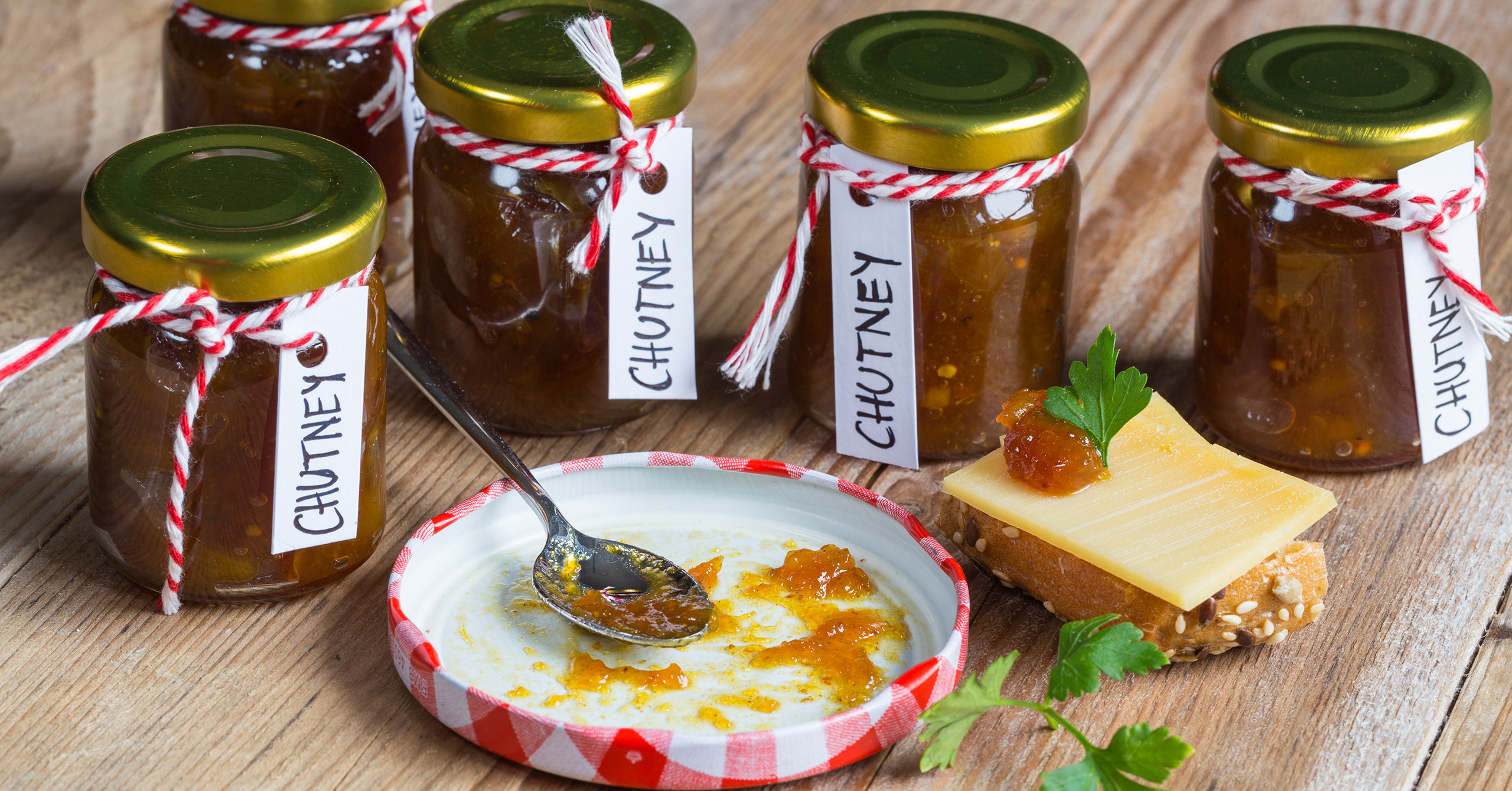 Einmachgläser gefüllt mit Chutney