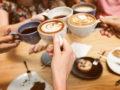 Kaffeetassen mit verschiedenen Kaffeesorten