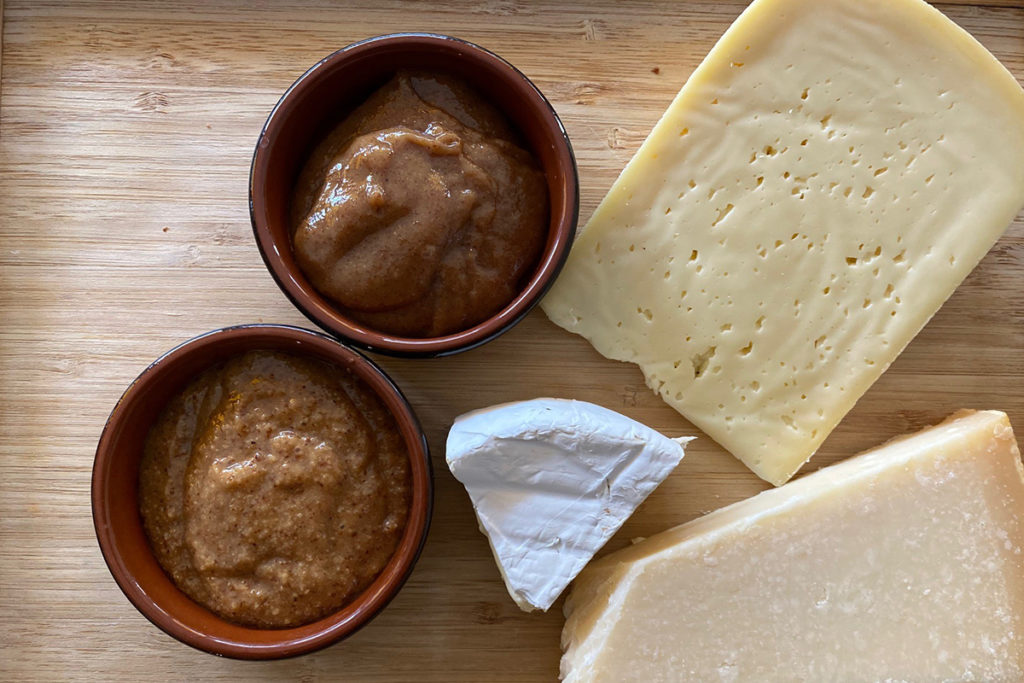 süßer Senf mit Käse auf einem Tablett