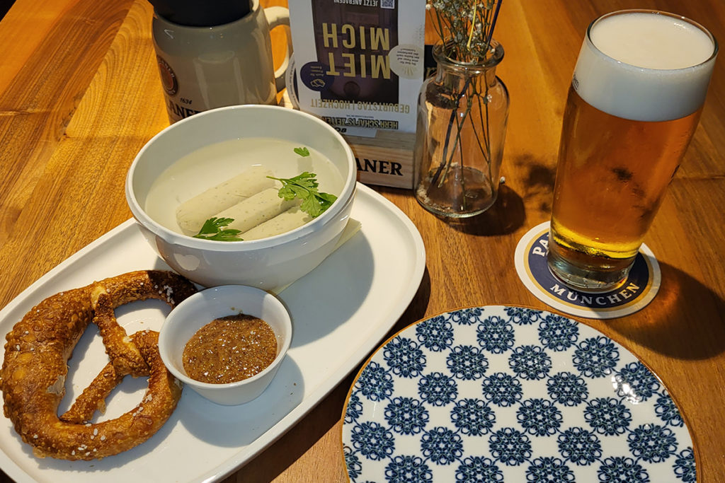 vegane Weißwurst mit Brezeln und Weißbier