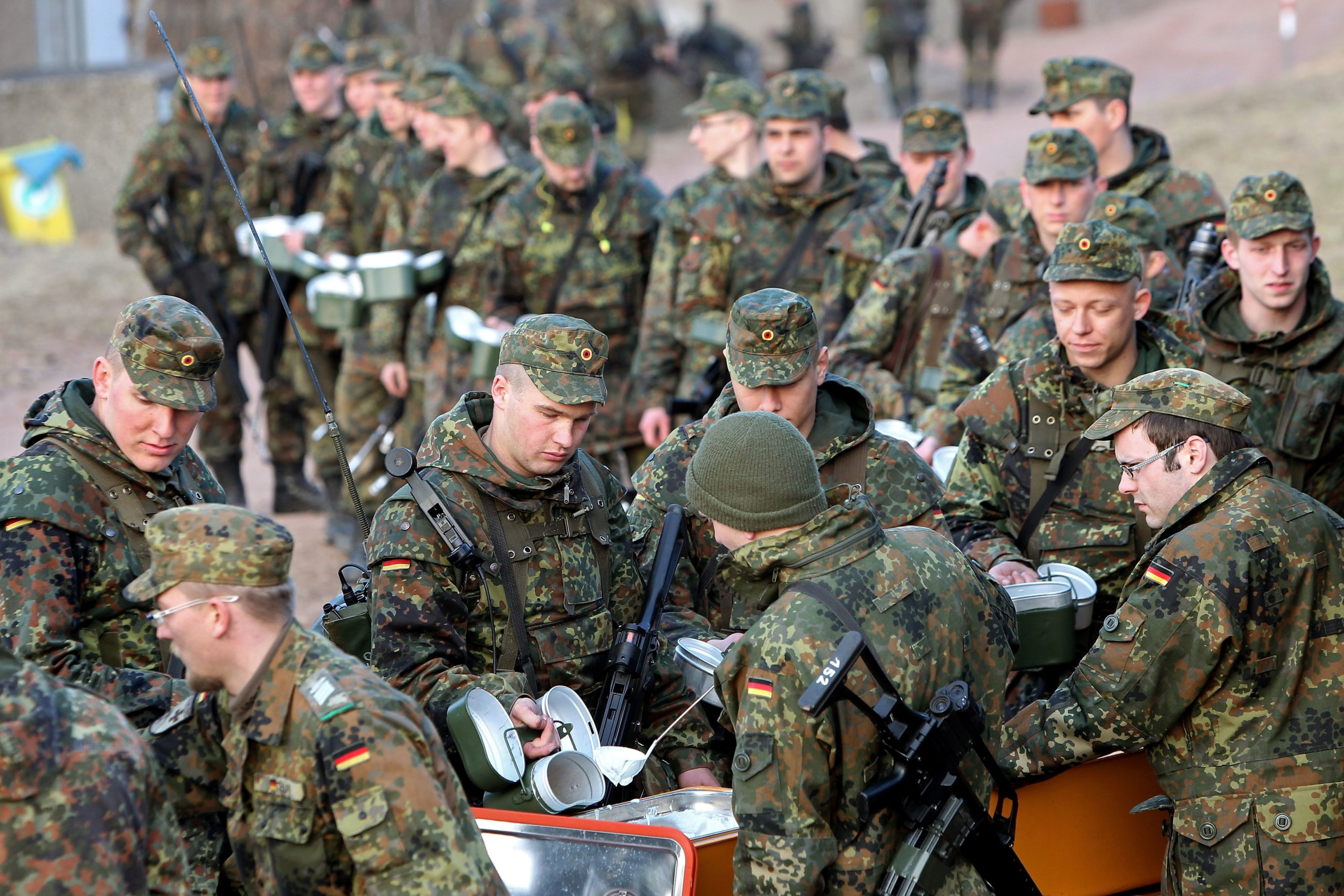 Soldaten an der Essensausgabe