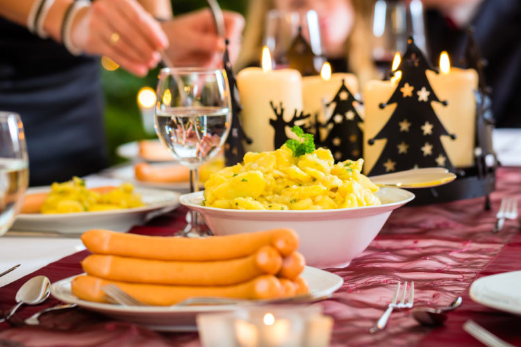 Die Deutschen essen an Heiligabend Kartoffelsalat mit Würstchen