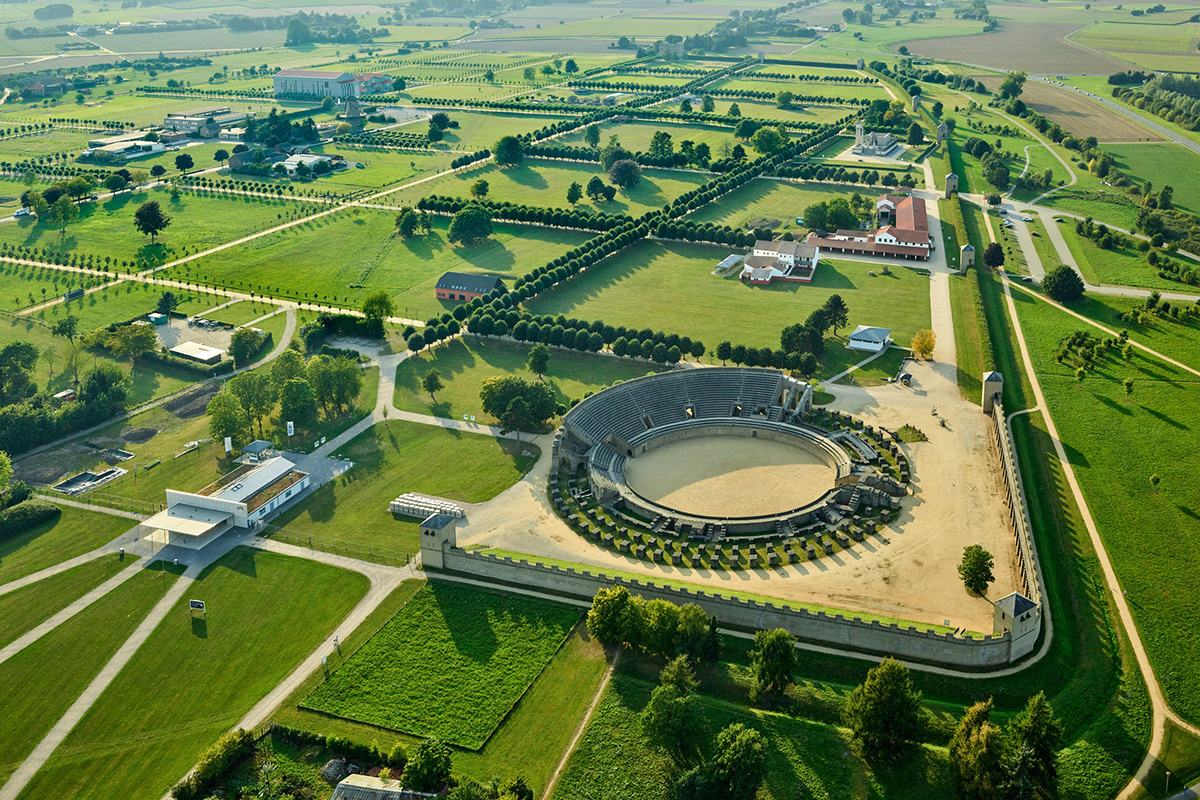Der Archäologische Park Xanten aus der Luft. Über dem Amphitheater liegt die Herberge mit römischer Küche und römischem Restaurant.