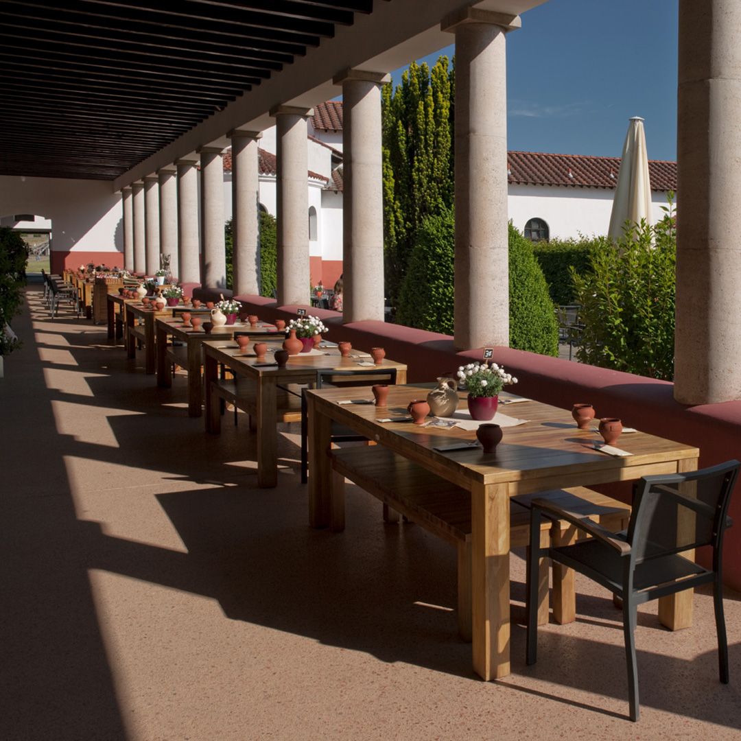 Tische im Außenbereich des Römischen Restaurants