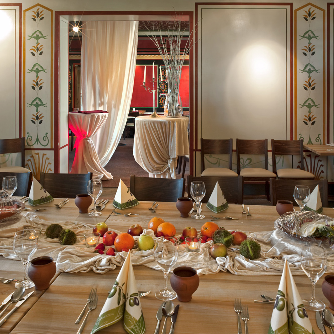 Tische im Innenbereich des Römischen Restaurants