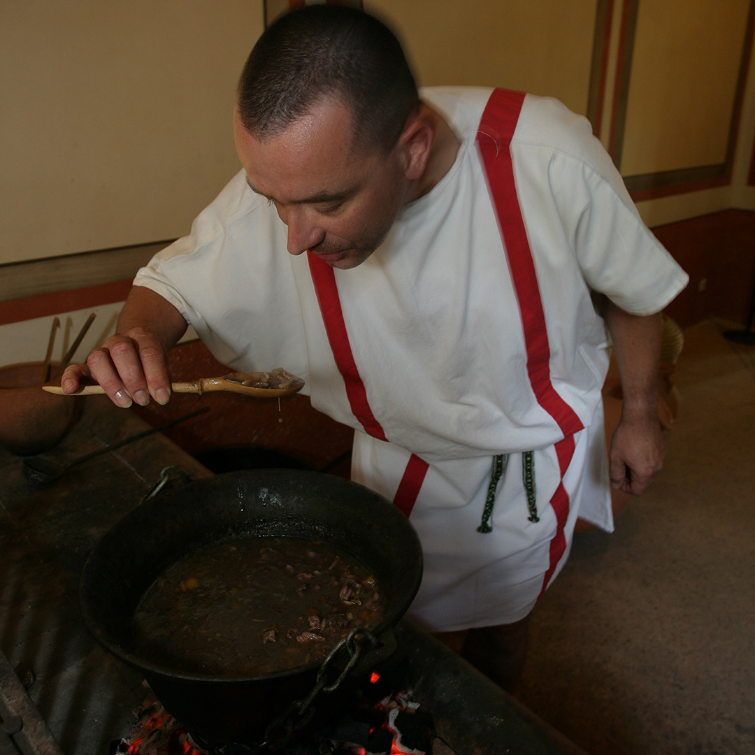 Historischer Akteur in der römischen Küche des Archäologischen Parks