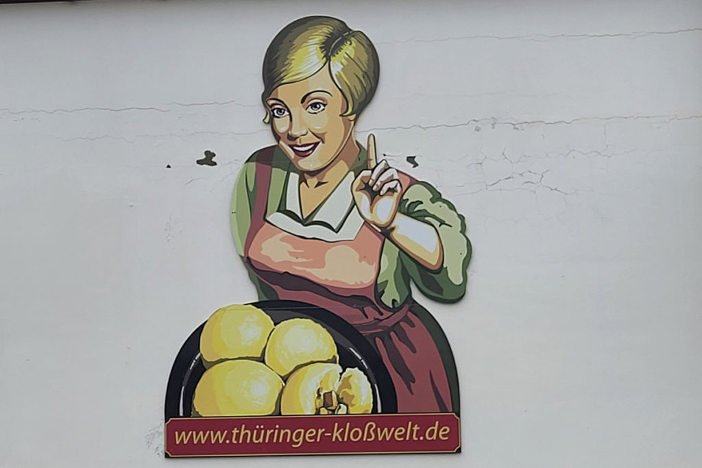 Wandbild der Kloß-Marie in der Thüringer Kloß-Welt in Heichelheim