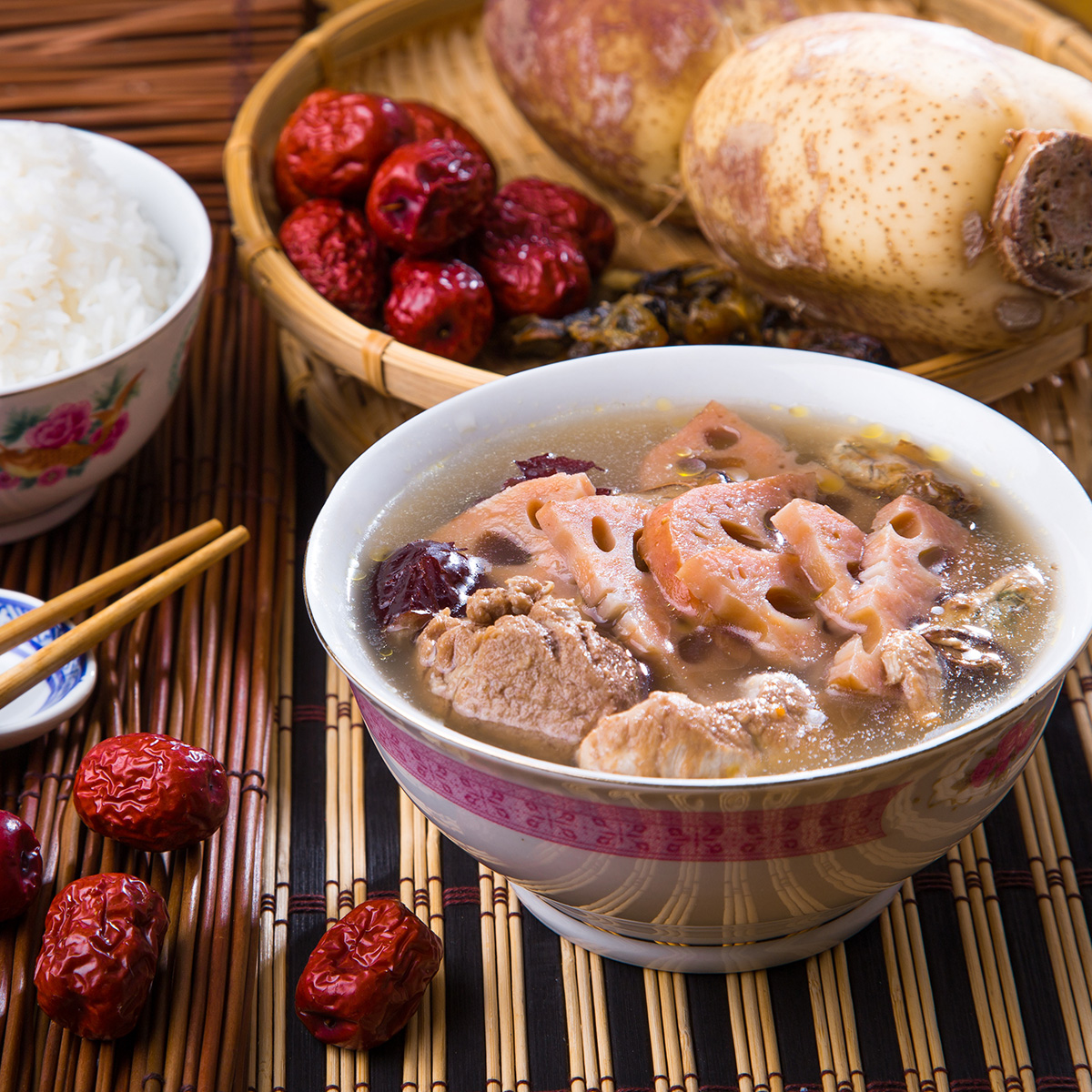 Eine traditionelle chinesische Lotoswurzelsuppe mit Schweinefleisch und roten Datteln.