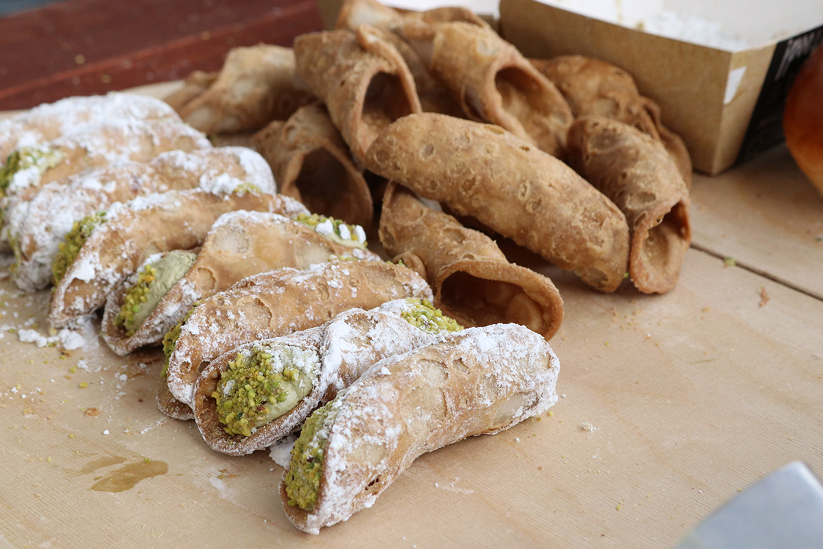 Italienische Cannoli von Duo Sicilian Ice Cream auf dem Italian Streetfood Festival 2023 in Berlin.