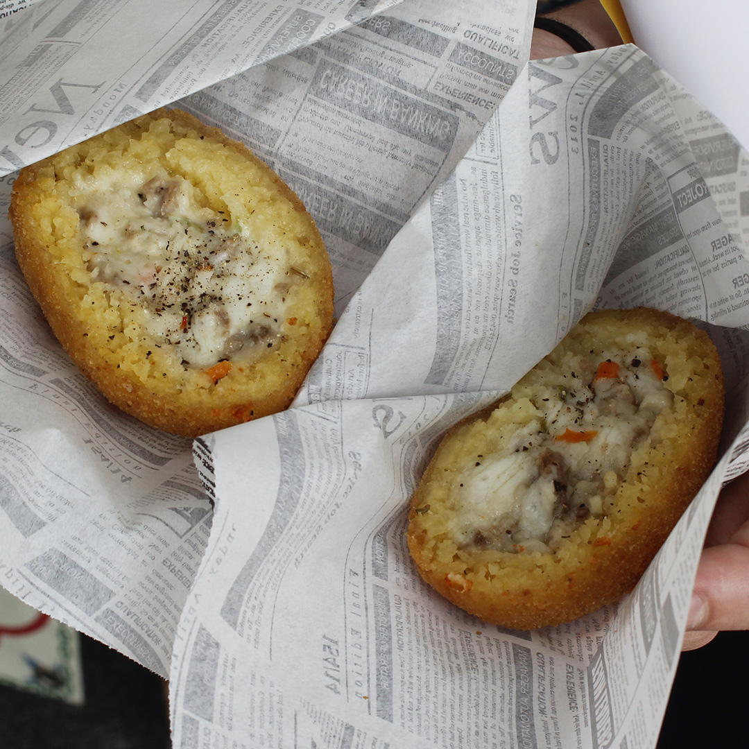 Sizilianische Arancine von der Focacceria San Francesco auf dem Italian Streetfood Festival 2023 in Berlin.