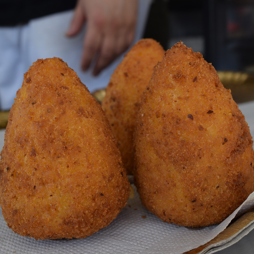 Sizilianische Arancine von der Focacceria San Francesco auf dem Italian Streetfood Festival 2023 in Berlin.