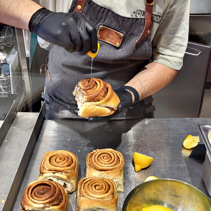 Zubereitung der Zimtschnecken:  Nach dem Backen werden die Zitronen-Schnecken mit Zitronensaft beträufelt.