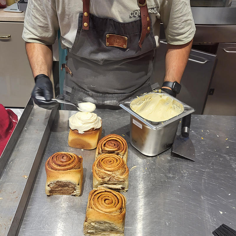 Zubereitung der Zimtschnecken: Zum Schluss kommt noch das Topping auf die Schnecken, in diesem Fall eine Zitronencreme.