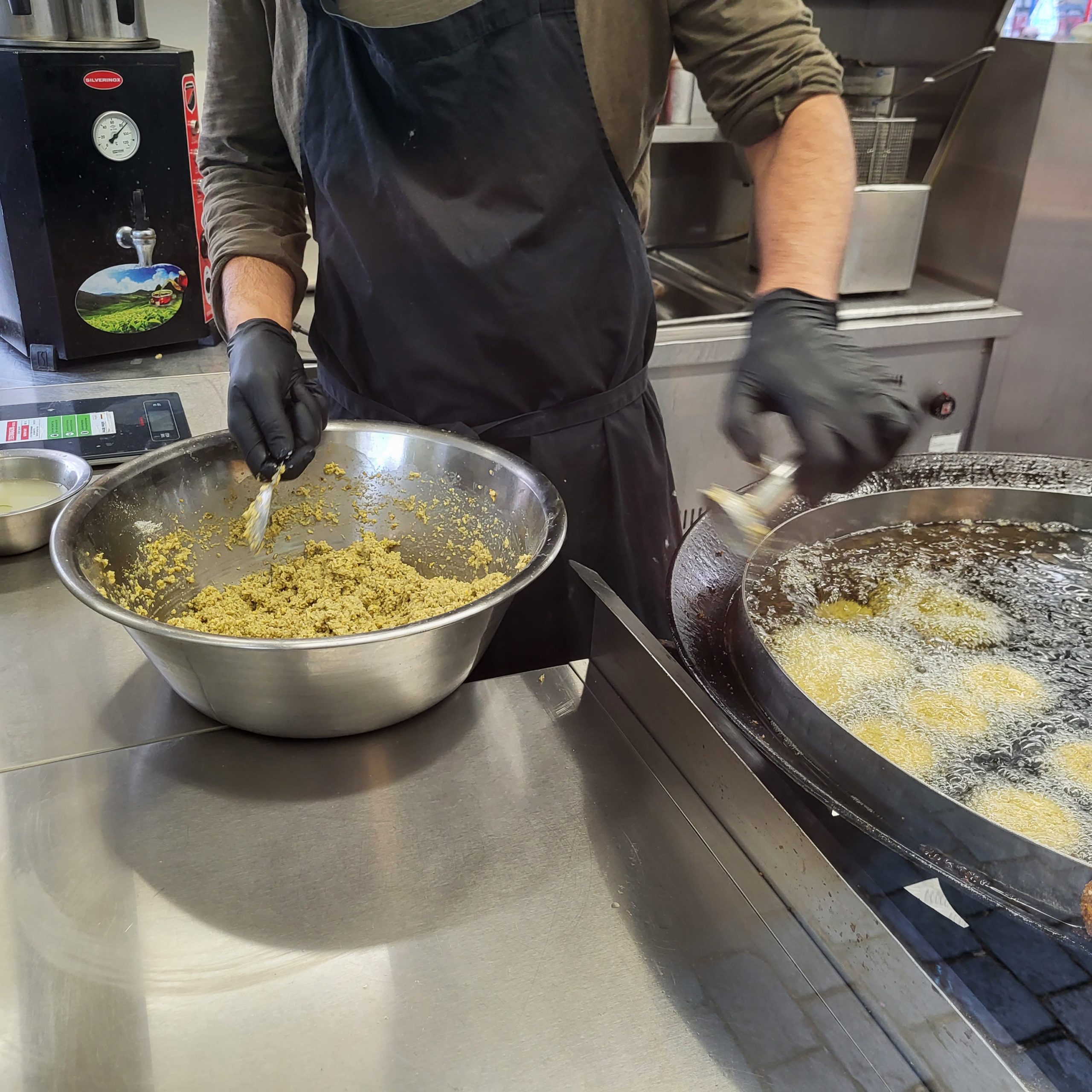 Der Teig wird in kleine Bällchen geformt, die dann ins Öl gelegt werden.