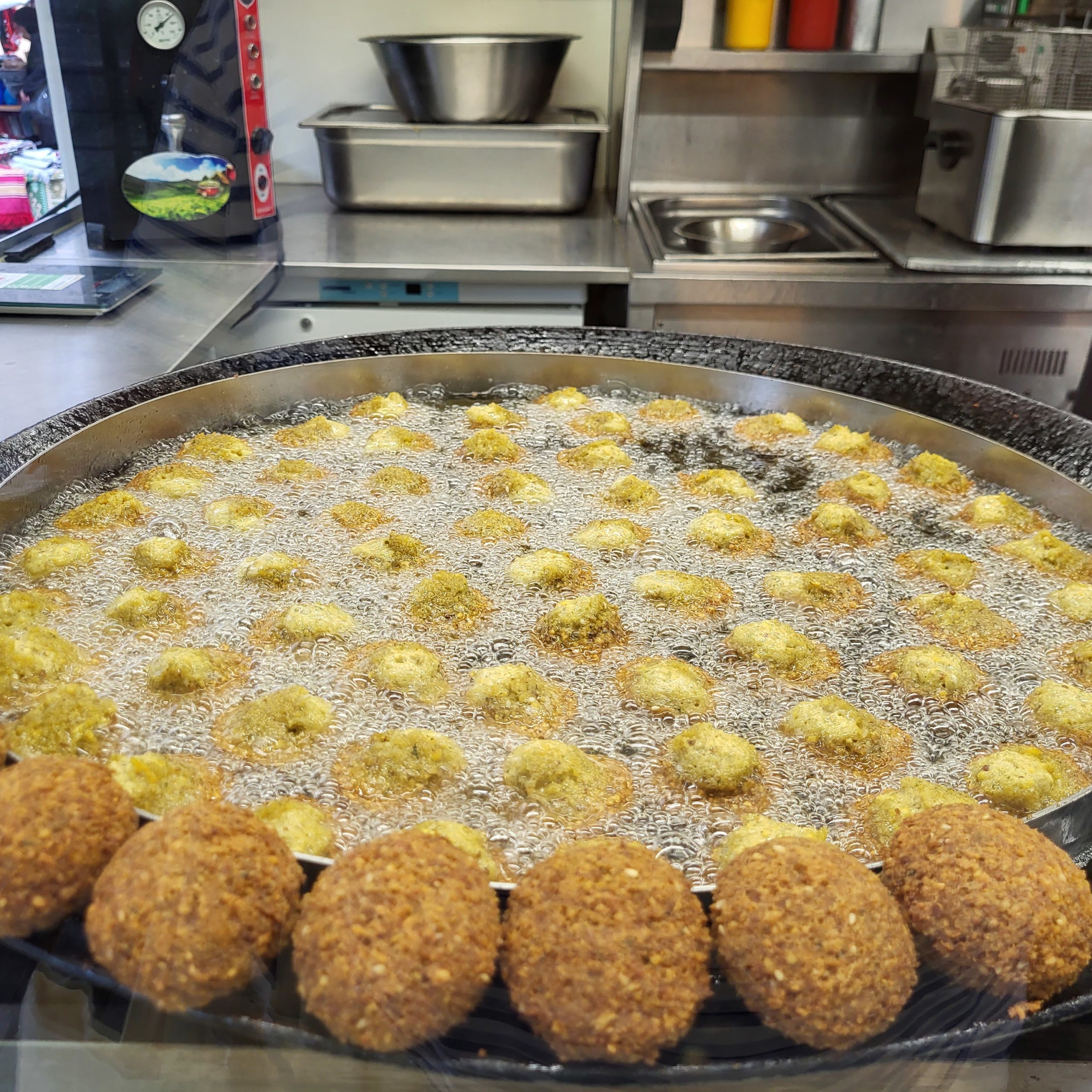 Falafel frittiert man in Öl.