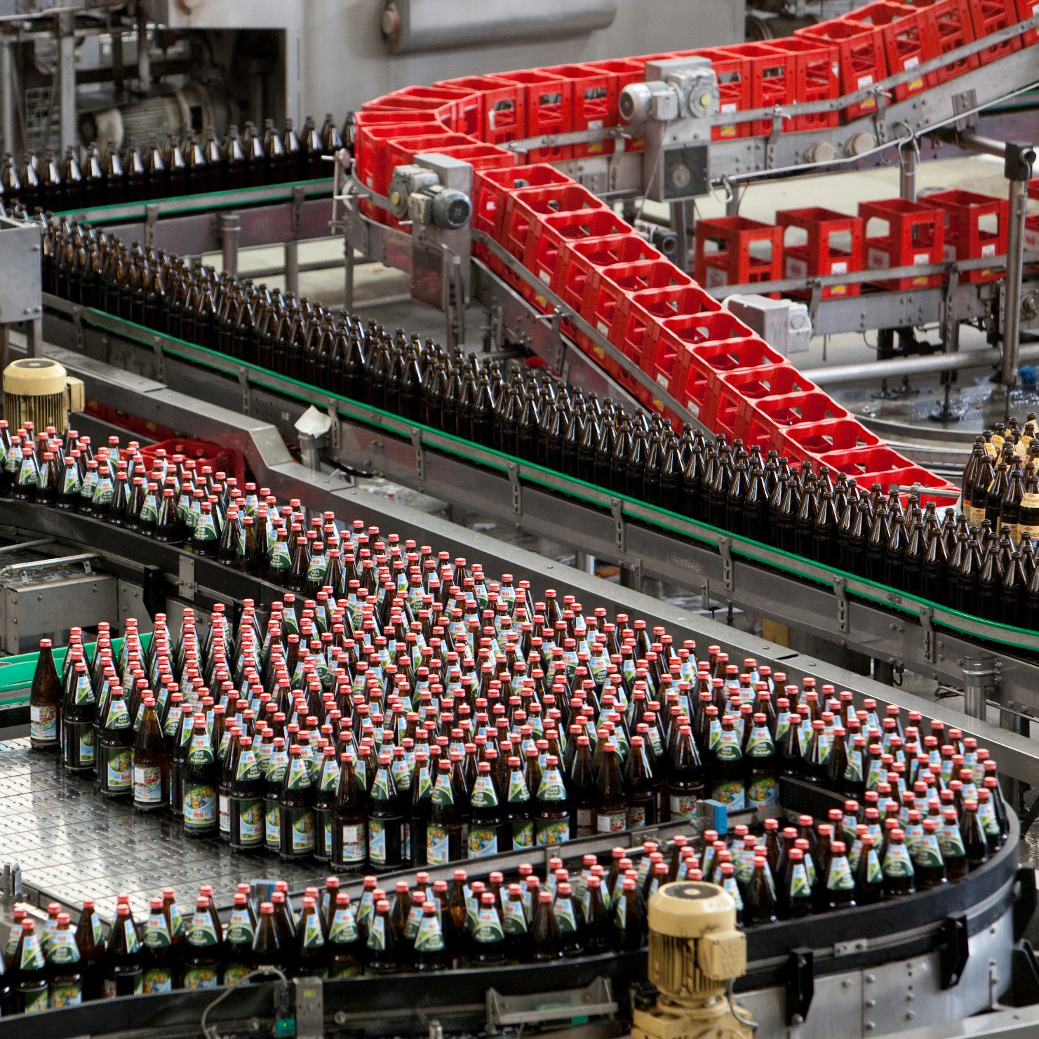 Apfelwein und Säfte werden in der Kelterei automatisiert in Glasflaschen abgefüllt.