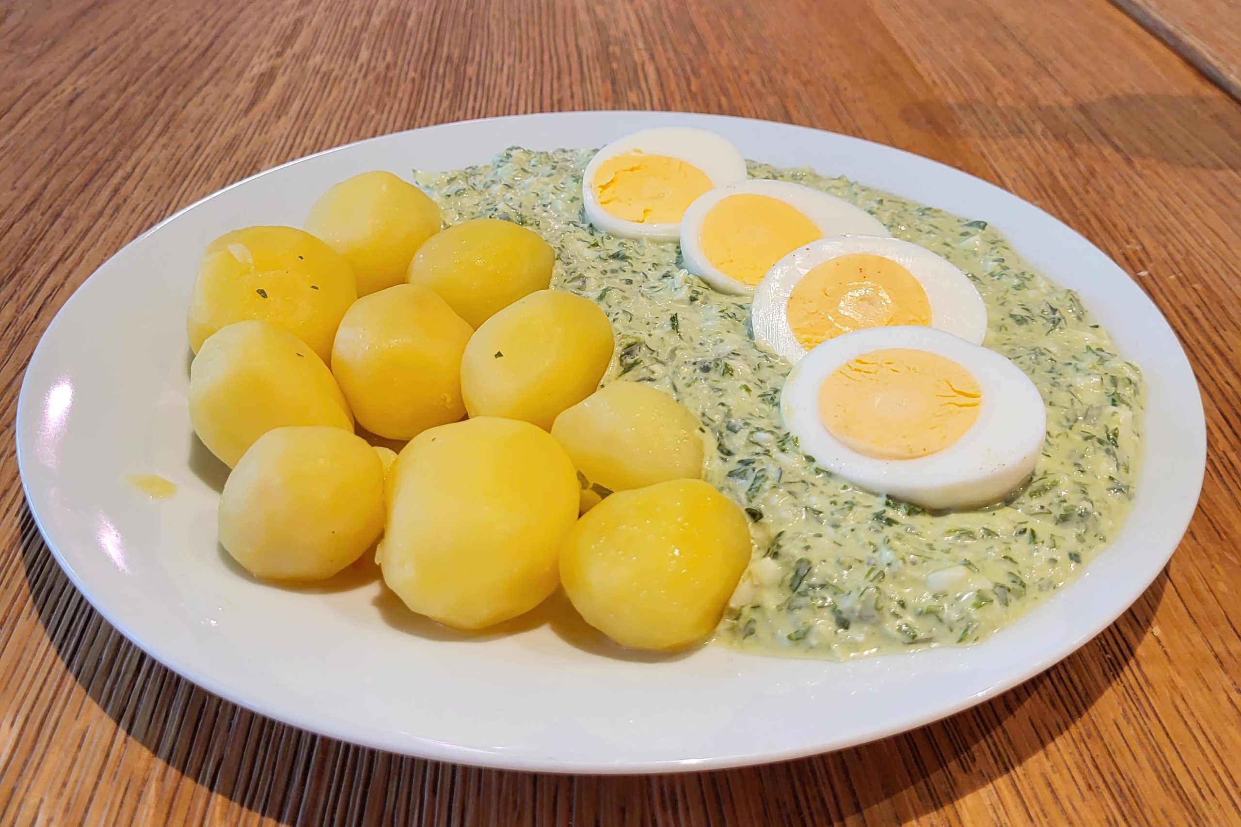 Grüne Soße mit Kartoffeln und Eiern gibt es als Mahlzeit bei der Metzgerei Hoos.