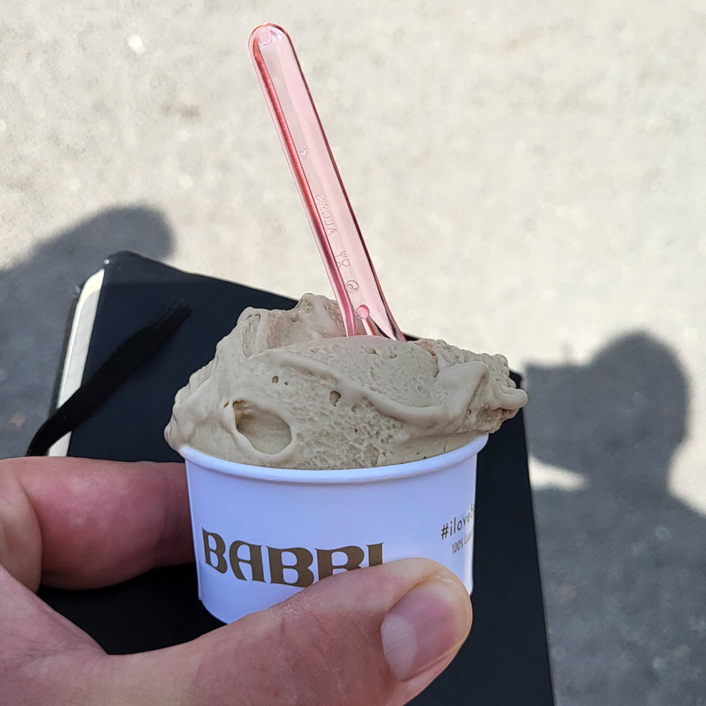 Eis aus Pistazien im Becher